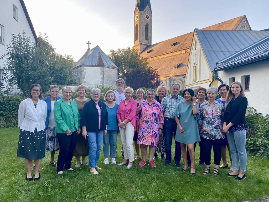 Gruppenbild des Laden-Teams im Pfarrgarten