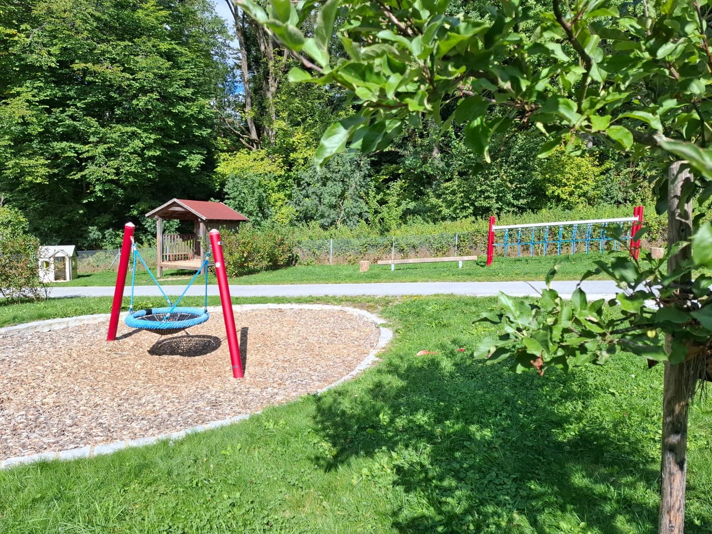 Garten mit Nestschaukel