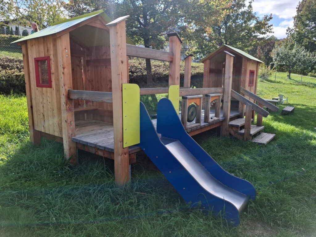 Spielhaus mit Rutsche im Garten