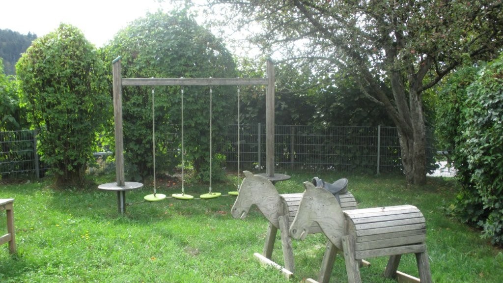 Schaukel und Holzpferde