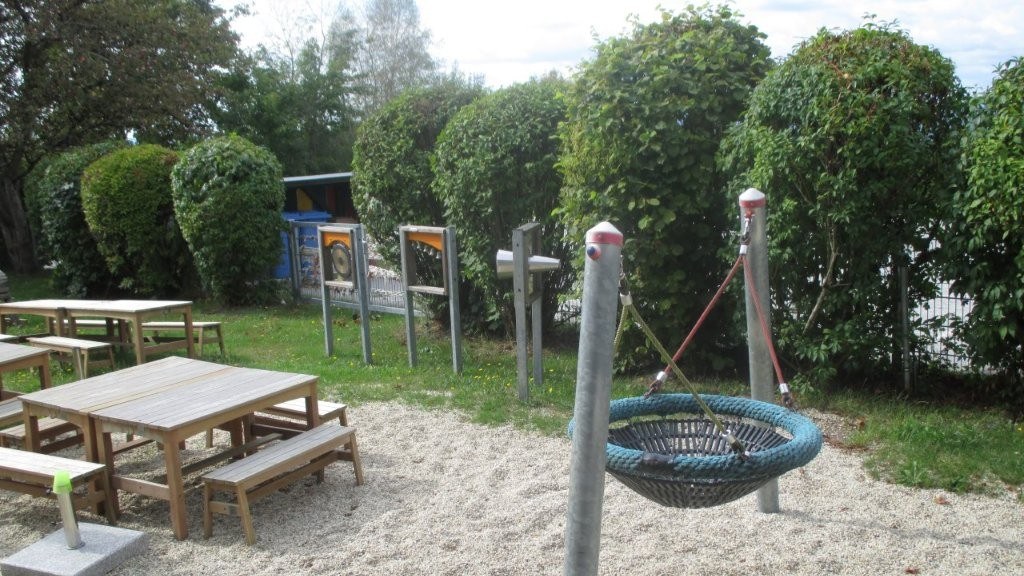 Nestschaukel und Sitzgruppe