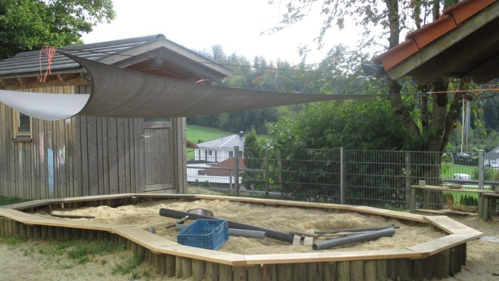 Sandkasten unter dem Sonnensegel