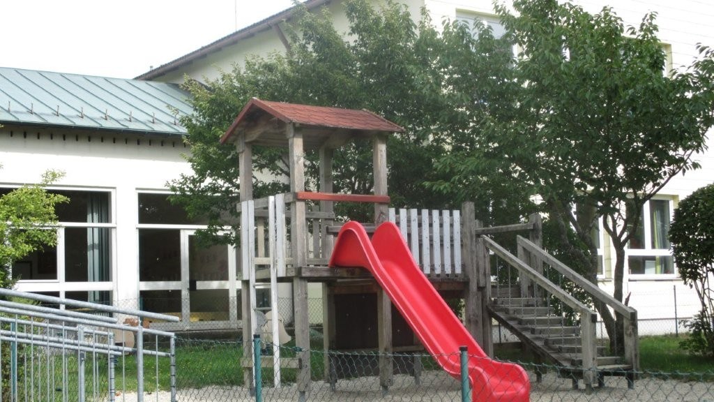 Spielplatz mit Rutsche vor dem Haus
