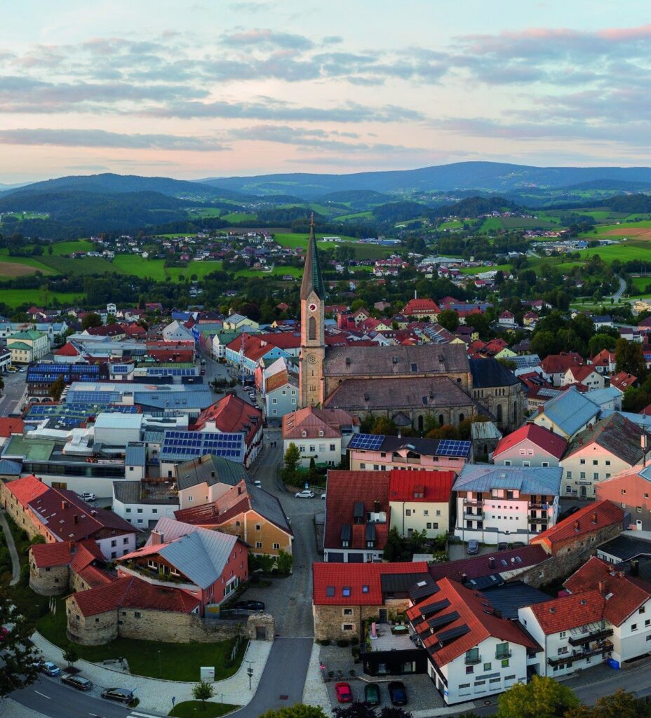 Blick über Waldkirchen mit der Stadtpfarrkirche